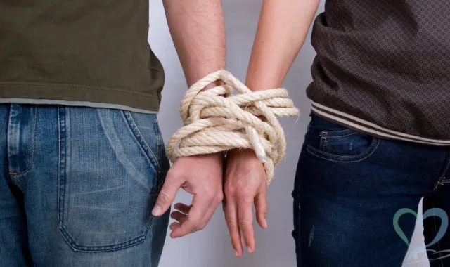 特定の人物・団体・教えを「絶対に正しい」と思い込んでいる