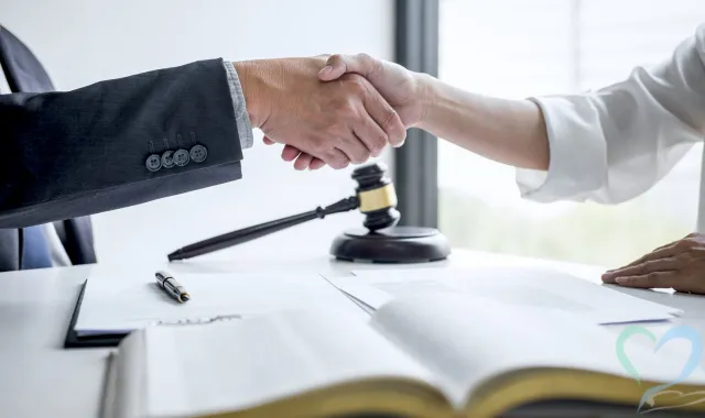 証拠を弁護士へ引き継ぎ警告・内容証明を送付する