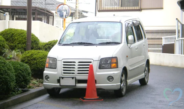 前にカラーコーンがある迷惑駐車
