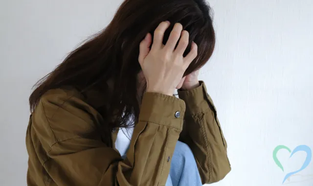 頭を抱える女性