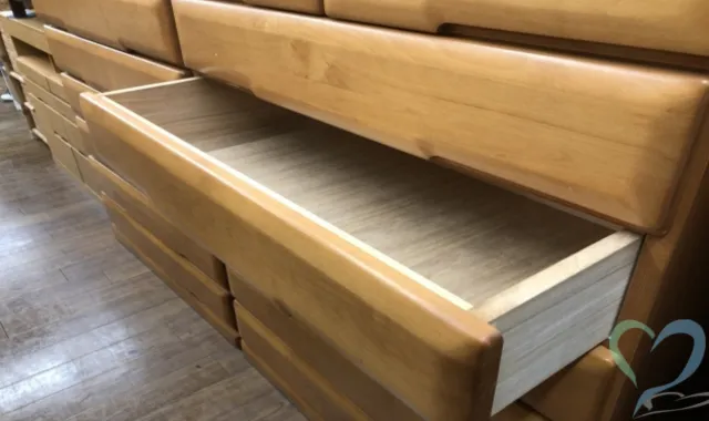 タンスの中から少額の金品が空き巣に盗まれた様子