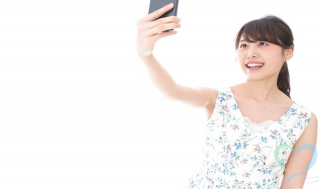 SNS投稿用に自分を撮影している女性