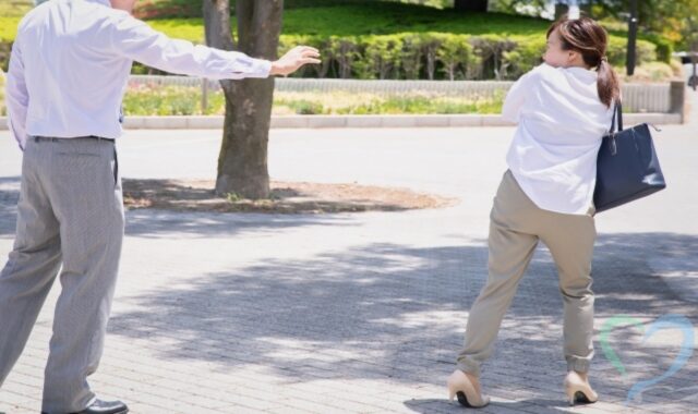 嫌がる女性につきまとう男性