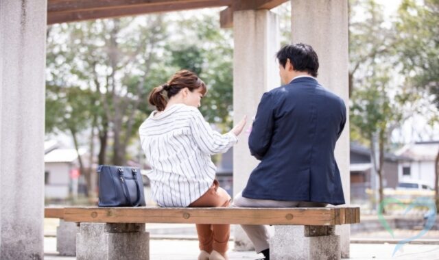 女性に接触する男性