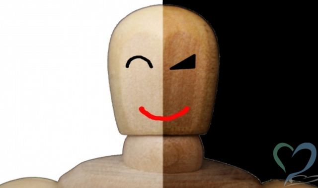 木の人形で人の裏表を表現