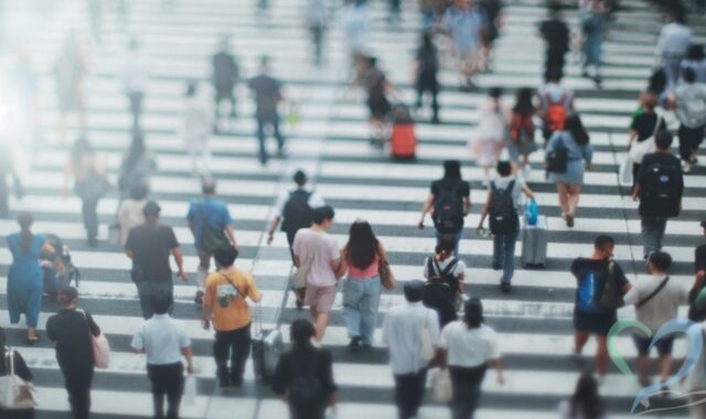 横断歩道を渡る群衆
