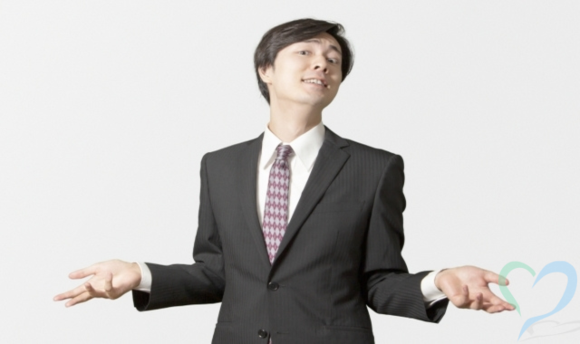 上から目線のスーツの男性