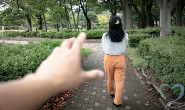 ストーカーの手が女性に迫る様子