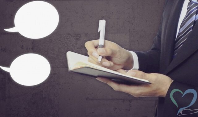 メモとペンをもって詮索・調査する男性