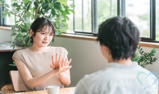 女性に復縁を迫る男性