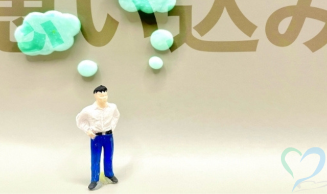 思い込みが激しい人を表現した人形