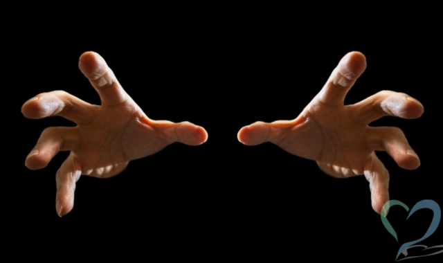 性暴力をイメージした暗闇から迫る男性の両手