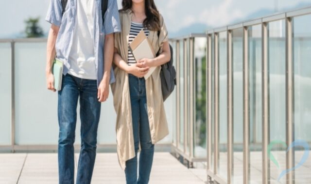 私服でデートするカップル