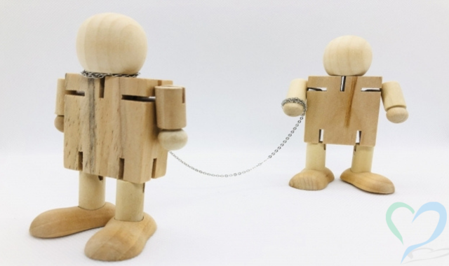 鎖で他者をつないで支配・独占する人形