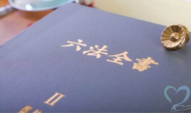 六法全書と弁護士バッジの画像