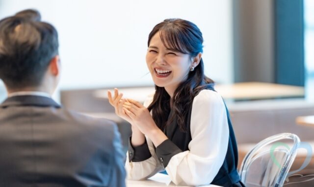 男性とフレンドリーに話す女性