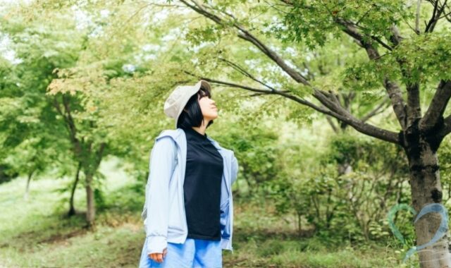 散歩している露出が少なく控えめな女性